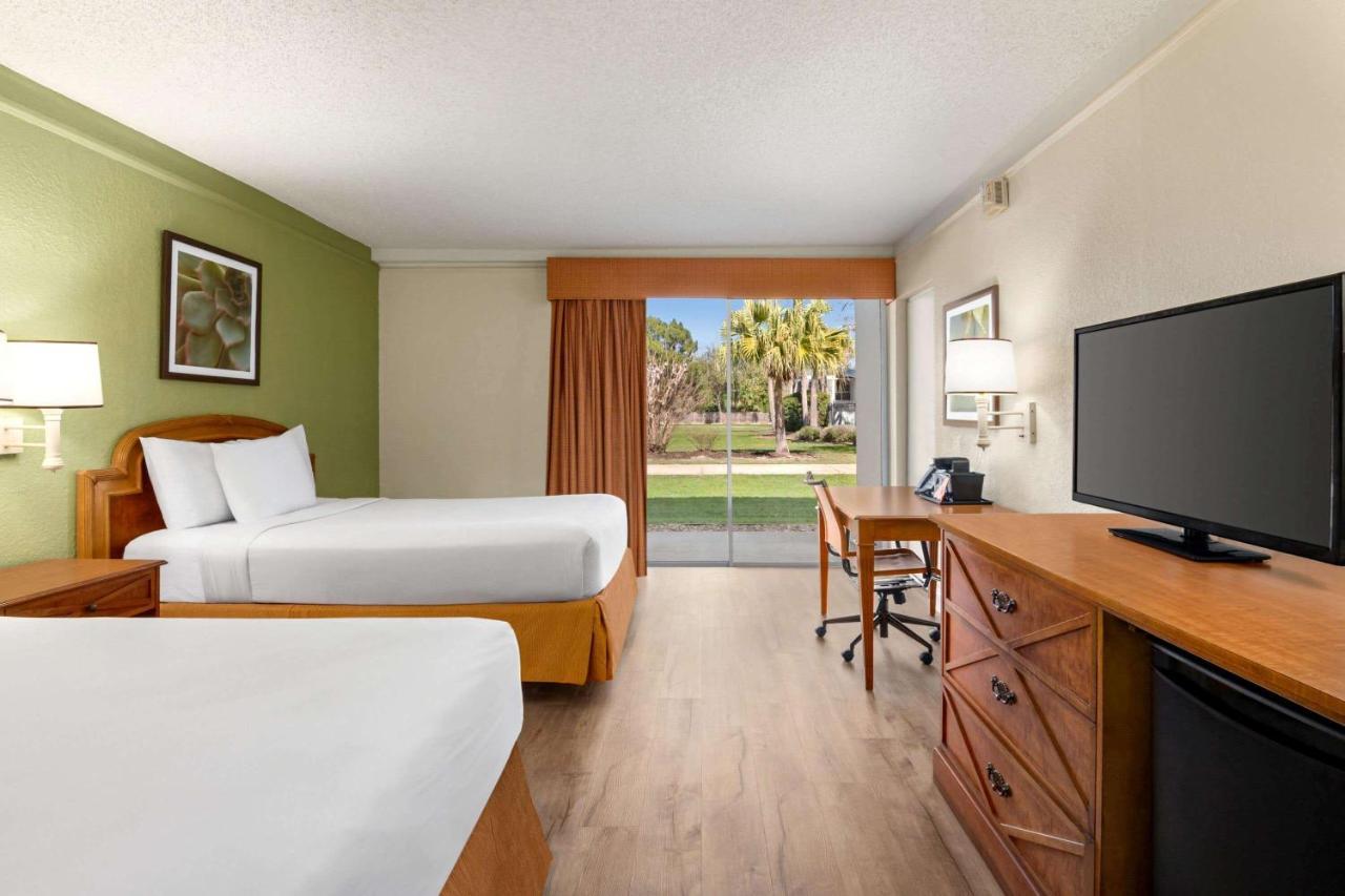 Baymont By Wyndham Daytona Beach - Intl Speedway Buitenkant foto